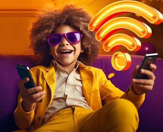 Família usando internet fibra óptica em casa